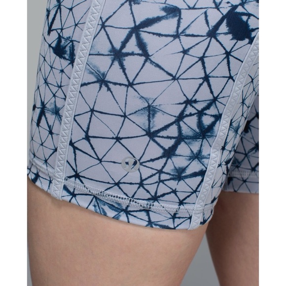 RARE Lululemon Pedal Pace Shorts 4 Silver/Blue - Picture 5 of 11